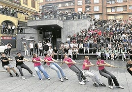 Gran ambiente en la sokatira entre cuadrillas.
