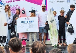 Los ganadores del campeonato de surf en el podio el domingo junto a Aritz Aranburu, organizador de este evento en su novena edición.