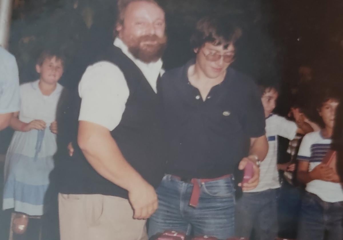 Gestido entregando un recuerdo a miembros de Tirri Tarra.