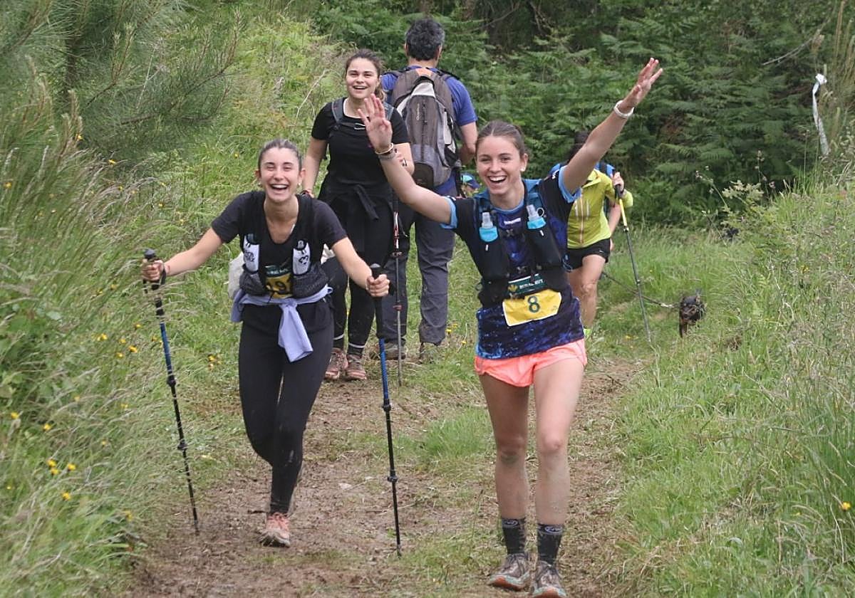 Participantes en la última vuelta montañera a Elgoibar suben a Morkaiko desde el frontón de Aiastia.