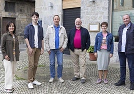 El portavoz jeltzale Mikel Lete flanqueado por los concejales de su grupo municipal.
