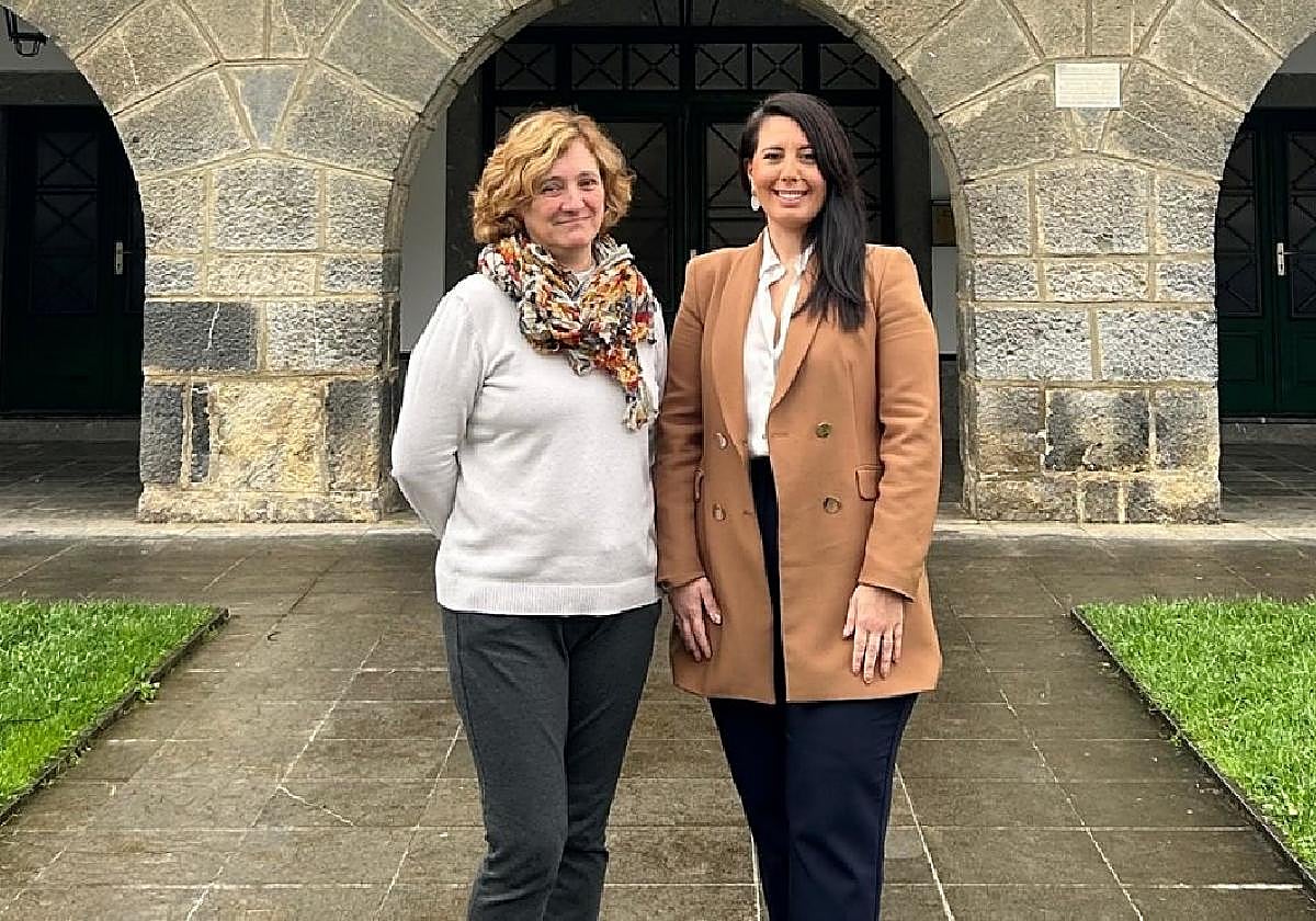 Mari Karmen Arregi Aizarnazabalgo alkatea eta Azahara Dominguez diputatua.