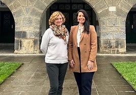 Mari Karmen Arregi Aizarnazabalgo alkatea eta Azahara Dominguez diputatua.