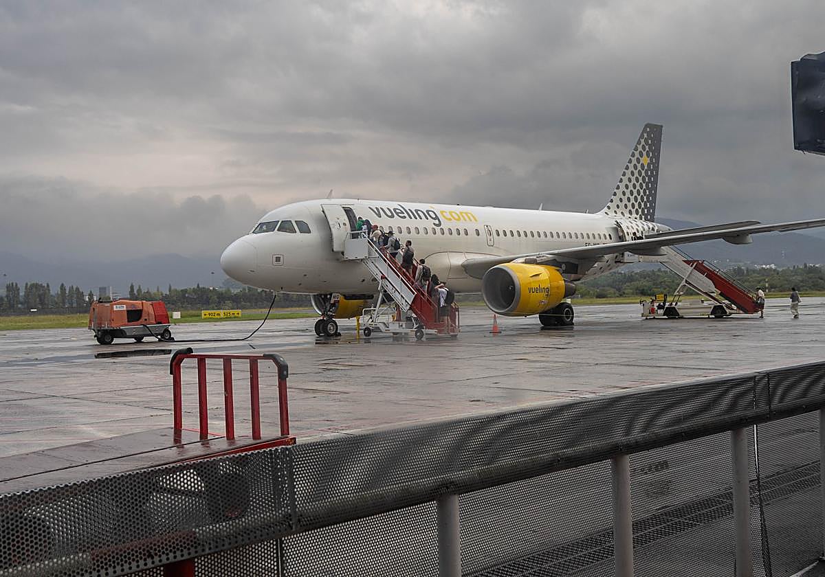 Momentos previos al despegue de un avión en la pista de Hondarribia.