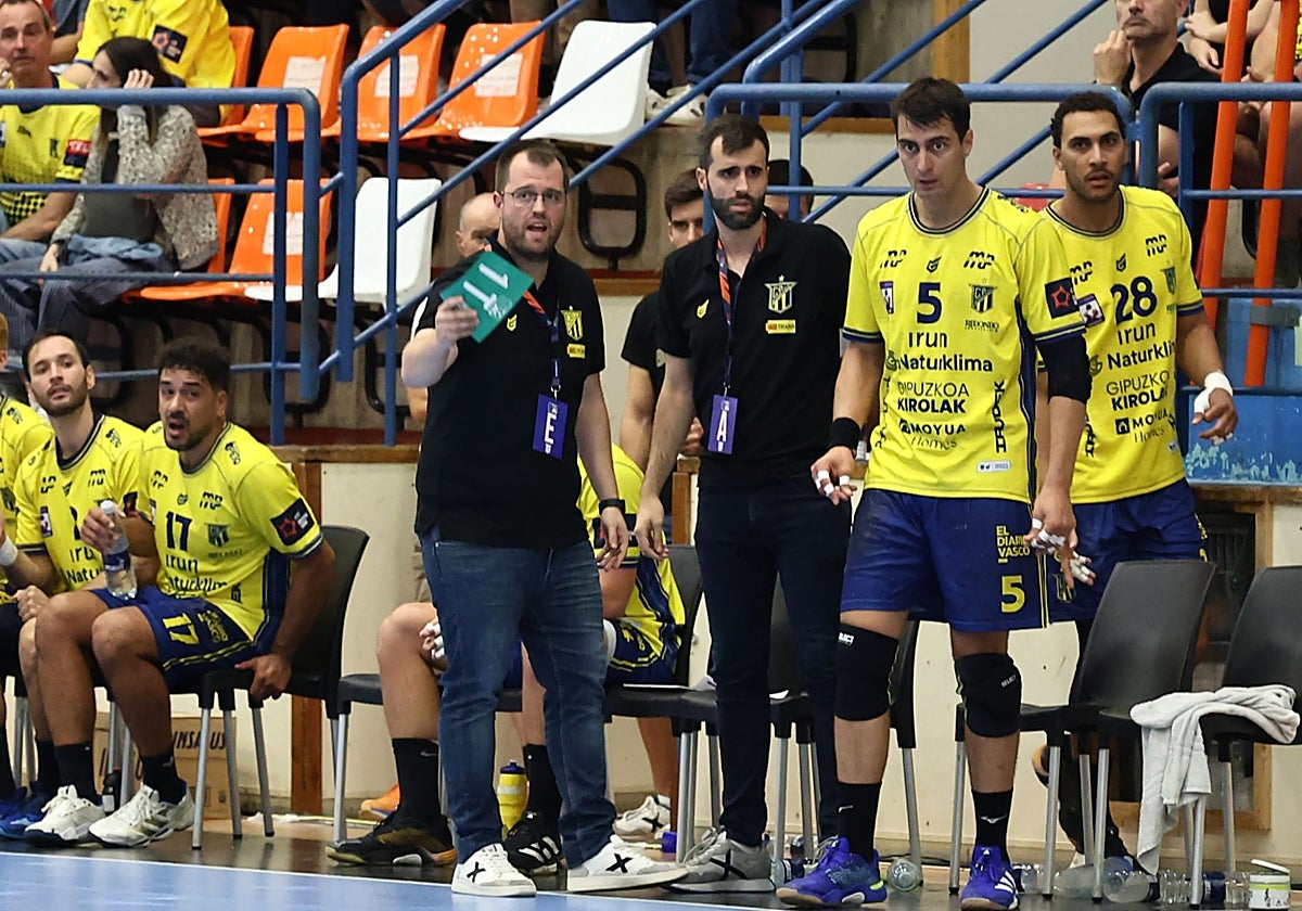 Alex Mozas da indicaciones a Iñaki Peciña en un partido de esta temporada en Artaleku.