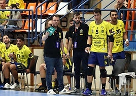 Alex Mozas da indicaciones a Iñaki Peciña en un partido de esta temporada en Artaleku.