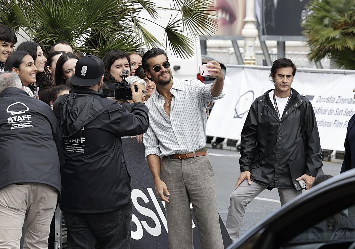 Casas y Leiva animan la espera de Colin Farrell en el Zinemaldia