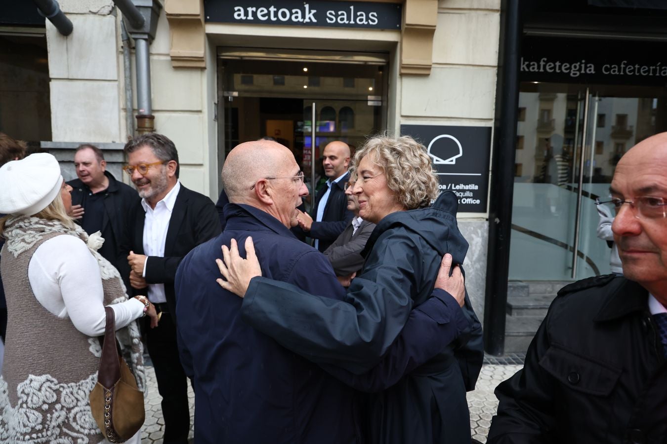 La viuda de Gregorio Ordóñez, Ana Iribar, saluda a José Gabriel Mujika mientras Consuelo Ordóñez (hermana de Gregorio) saluda al periodista de DV, Mitxel Ezquiaga.