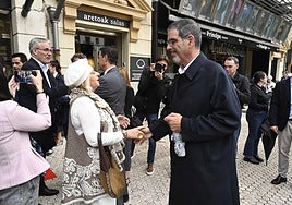 El alcalde de Donostia, Eneko Goia, saluda a Consuelo Ordóñez.