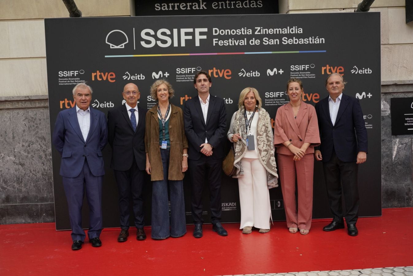 El presidente de El Diario Vasco, José María Bergareche, junto a Javier Roldán, Ana Iribar, David Taberna, Consuelo Ordóñez, Arantxa Aldaz y el presidente de Vocento, Ignacio Ybarra.