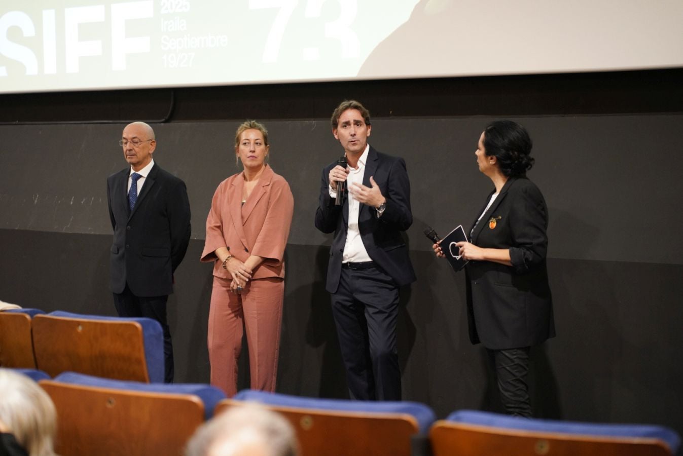 Los codirectores del documental, Javier Roldán, David Taberna y Arantxa Aldaz, han tomado la palabra antes de la reproducción en la sala.