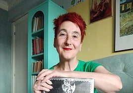 Ana Morales, con un ejemplar de la novela que está traduciendo.