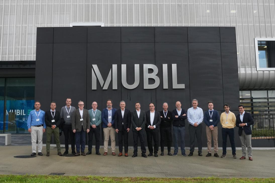 Ayerza, Andueza y Villarreal, en el centro, con representantes de las empresas de automoción, en Mubil.
