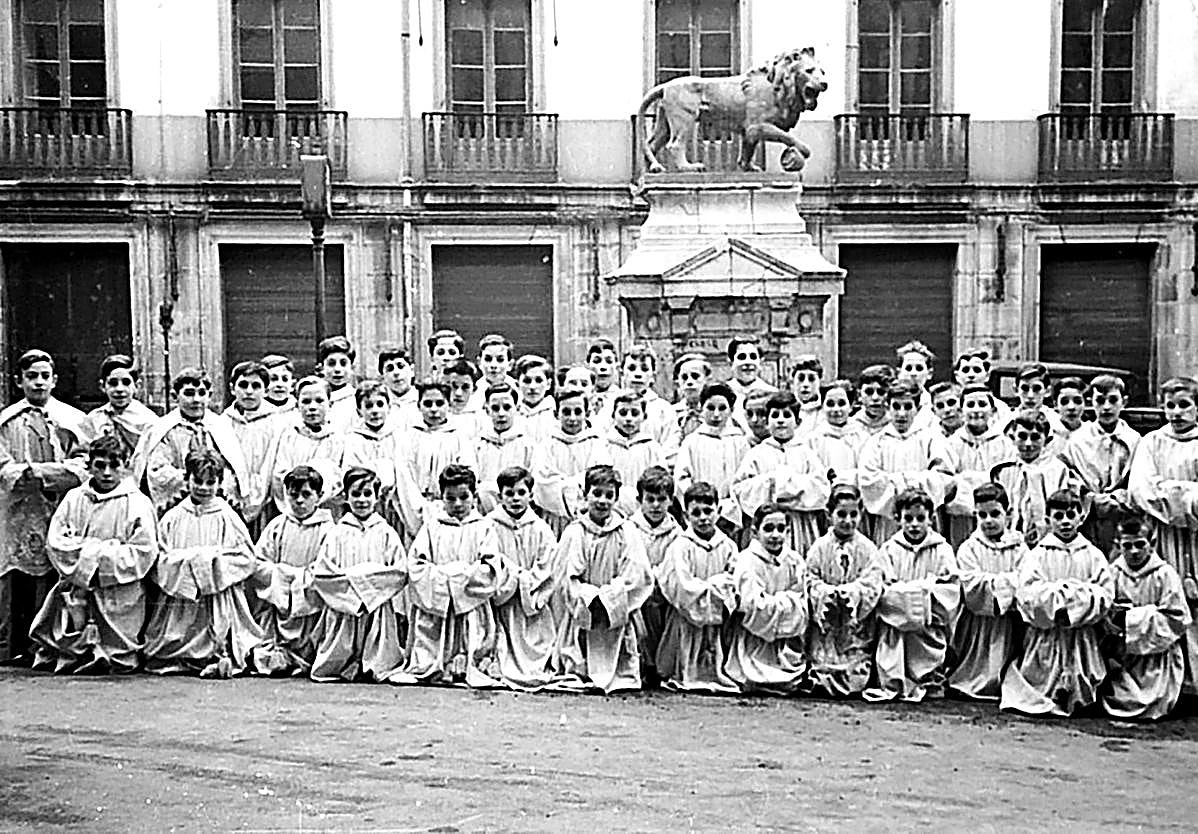 Un gran grupo de monaguillos posando en la plaza Lasala, en los años 40.