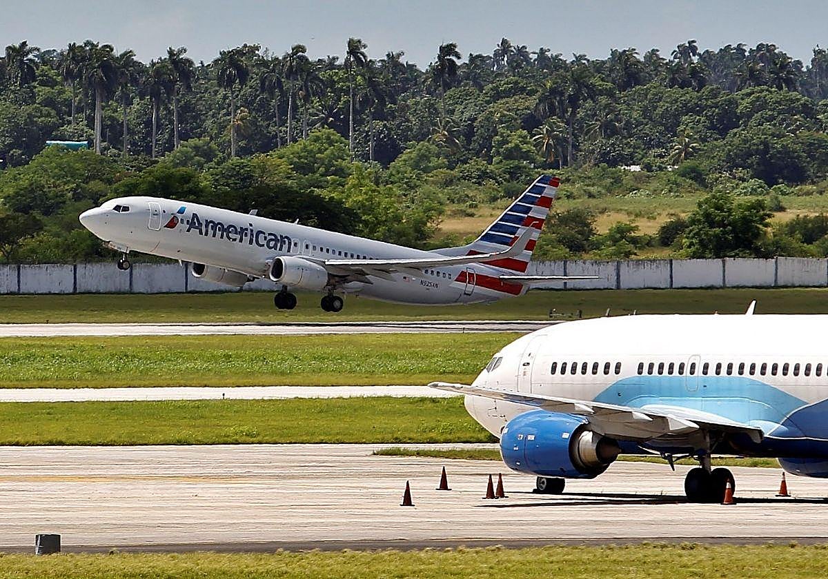 Un avión de American Airlines despega en la pista de un aeropuerto.