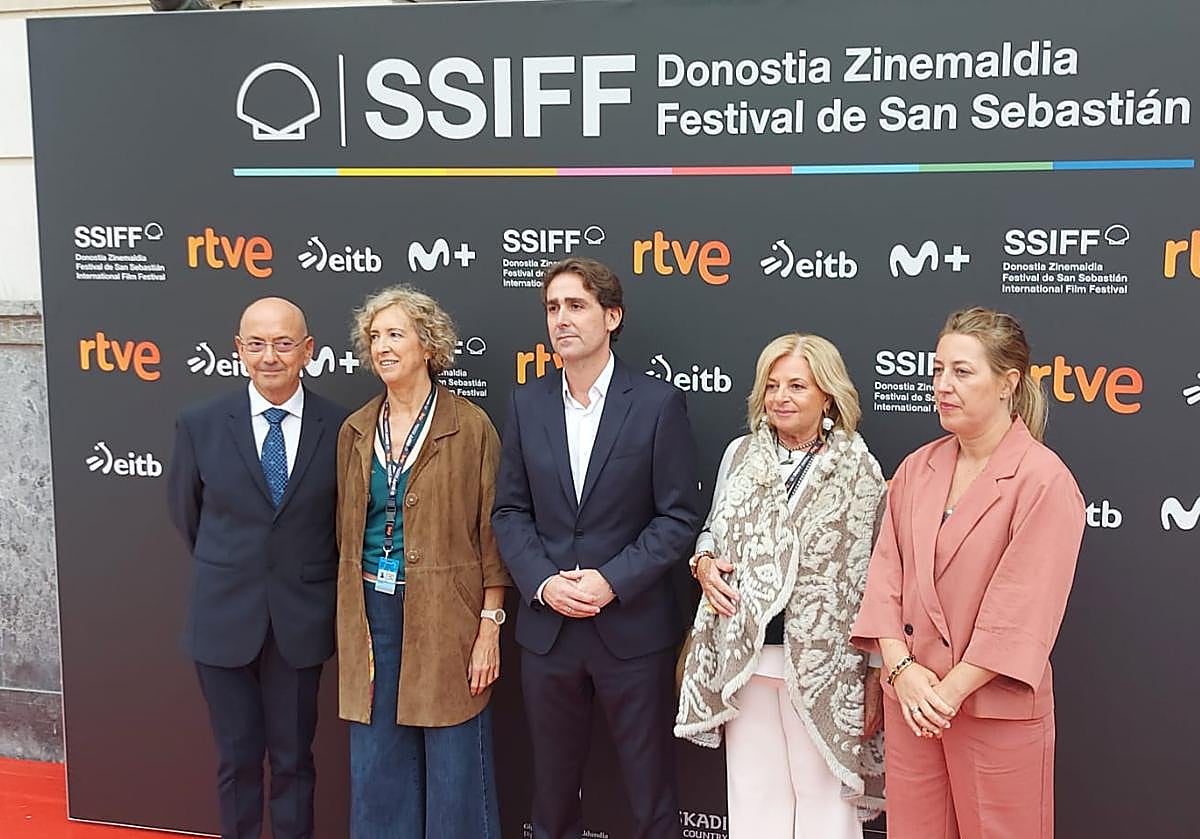 Ana Iribar y Consuelo Ordóñez, viuda y hermana de Gregorio, junto a David Taberna, director de El Diario Vasco, Javier Roldán (i), adjunto a la dirección del periódico, y Arantxa Aldaz (d), jefa de Información de DV.