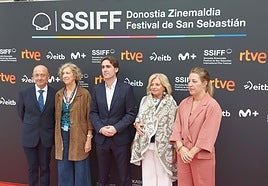 Ana Iribar y Consuelo Ordóñez, viuda y hermana de Gregorio, junto a David Taberna, director de El Diario Vasco, Javier Roldán (i), adjunto a la dirección del periódico, y Arantxa Aldaz (d), jefa de Información de DV.