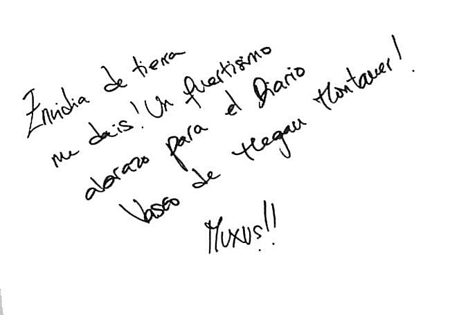 Deja en el libro de dedicatorias de El Diario Vasco: «Envidia de tierra me dais. Un fortísimo abrazo para El Diario Vasco de Megan Montaner. Muxus!!».