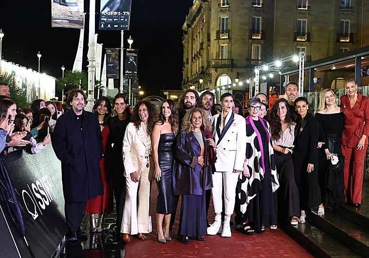 La familia Flores posa en la alfombra roja del Teatro Victoria Eugenia de San Sebastián.