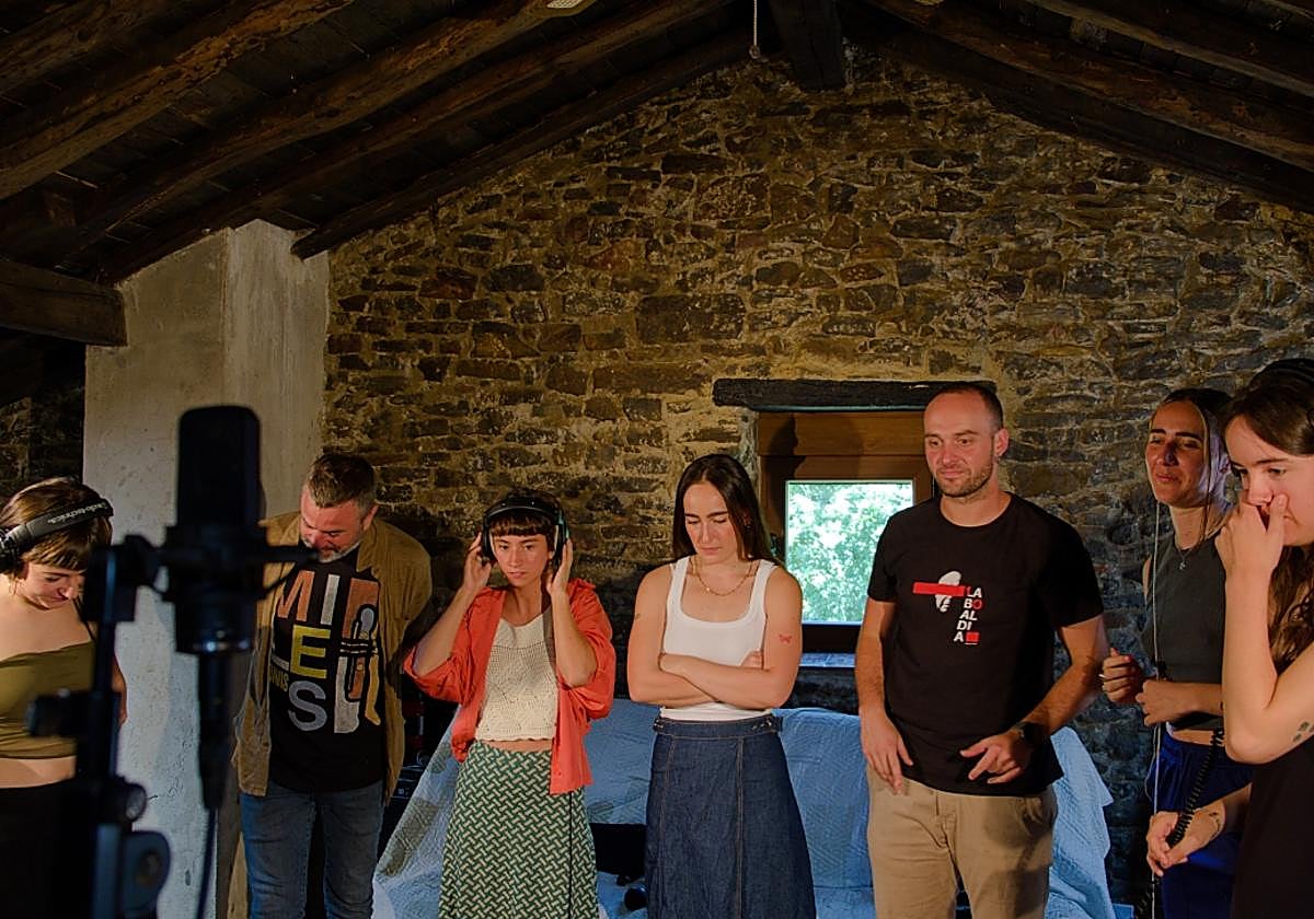 'Wafa' kantuaren bertsio berrian parte hartu duten artistetako batzuk, grabaketa saioetako batean.