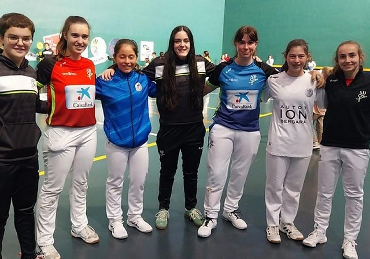 Galeano, segunda por la izquierda, tras los partidos del domingo en Elgeta.