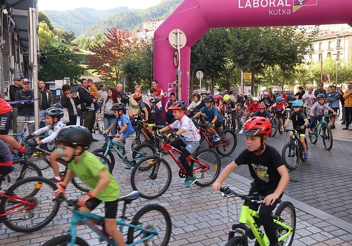 La salida de los niños desde la plaza de Unzaga en la edición del año pasado del Día del Pedal en Eibar.