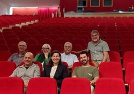 La delegada de Cultura, Nuria Alzaga, acompañada por representantes del tejido asociativo cultural de la ciudad, en las butacas del Amaia.