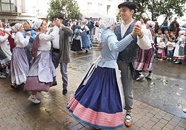 Hainbat herritar Plaza Zaharrean dantzan, joan den urteko Euskal Jaiaren egunean.