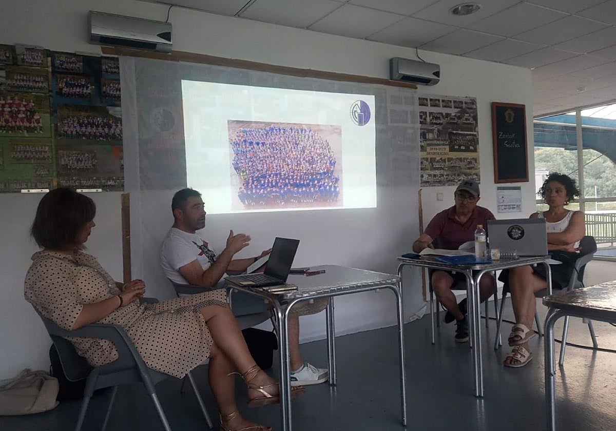 El presidente del Mondra, Xabi Etxeberria, interviene durante una asamblea del club.
