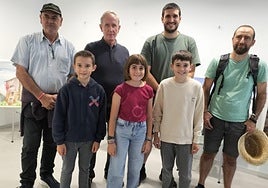 El bizkaitarra Iker Mugarza, ganador del certamen, y el resto de premiados.