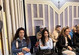 La hermana, la mujer y el hijo de Mitxel Badiola estuvieron presentes en el Pleno.