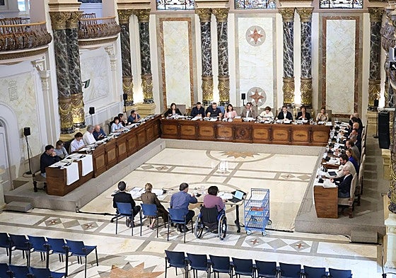 La corporación municipal, durante el debate de las ordenanzas fiscales en el Salón de Plenos.