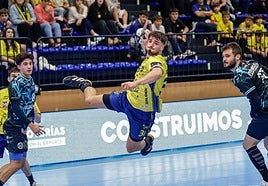 Gorka Nieto tiró del carro en la segunda mitad, en la que marcó cuatro de sus cinco goles de la noche ante el Ademar.