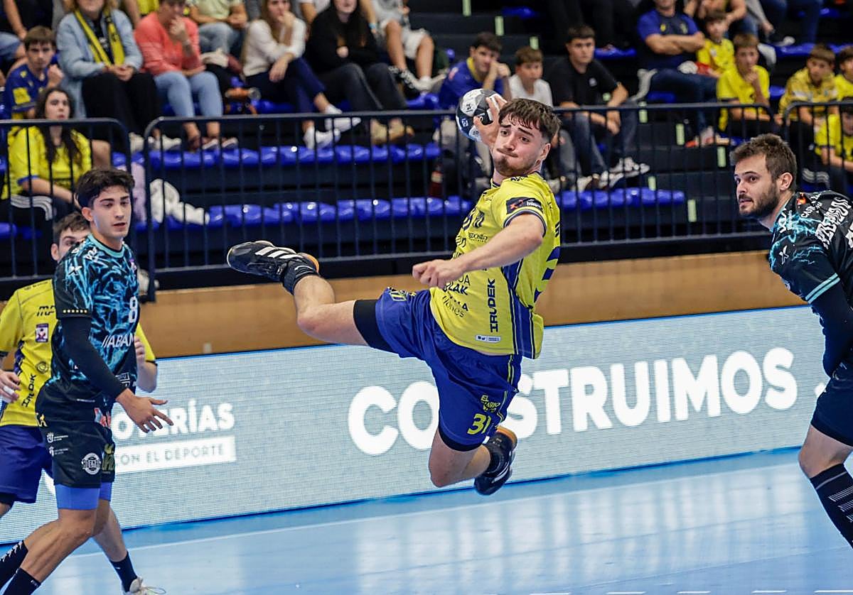 Gorka Nieto tiró del carro en la segunda mitad, en la que marcó cuatro de sus cinco goles de la noche ante el Ademar.
