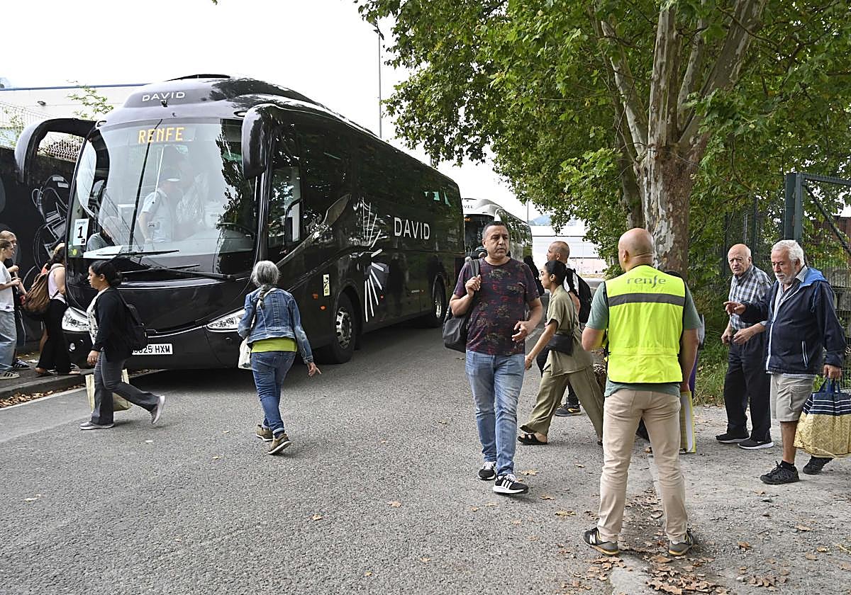 Viajeros se suben a los autobuses organizados por Renfe en Irun.