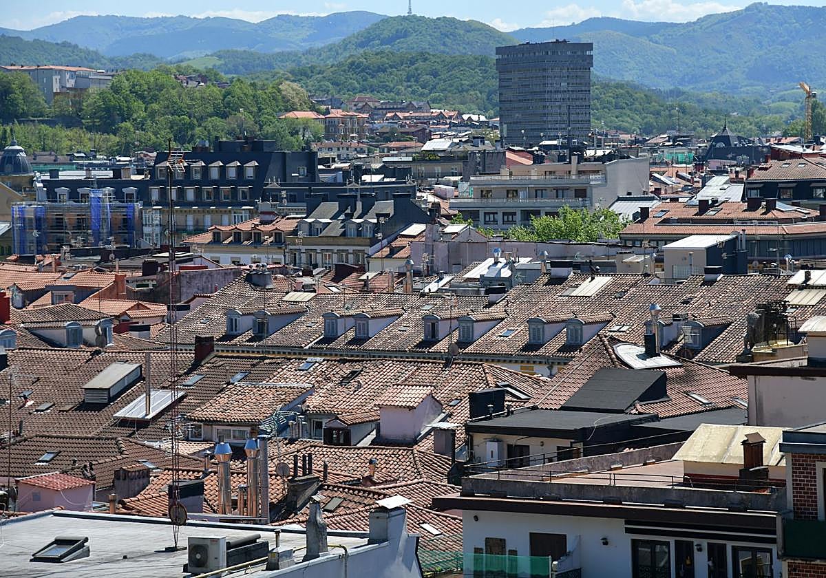 Vista general de viviendas de San Sebastián desde el monte Urgull.