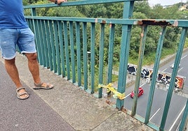 Peligroso estado en el que se encuentra la barandilla del paso de Lauaizeta sobre la GI-20