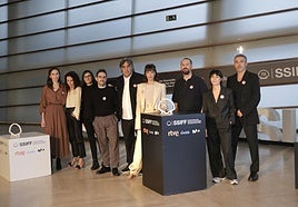 Equipo de película en la presentación del filme