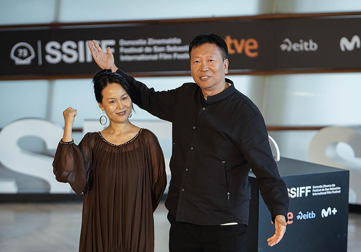 La actriz Zhao Xiaohong y el director Qin Xiaoyu