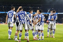Los jugadores de la Real celebran el gol de Oyarzabal ante el Mallorca