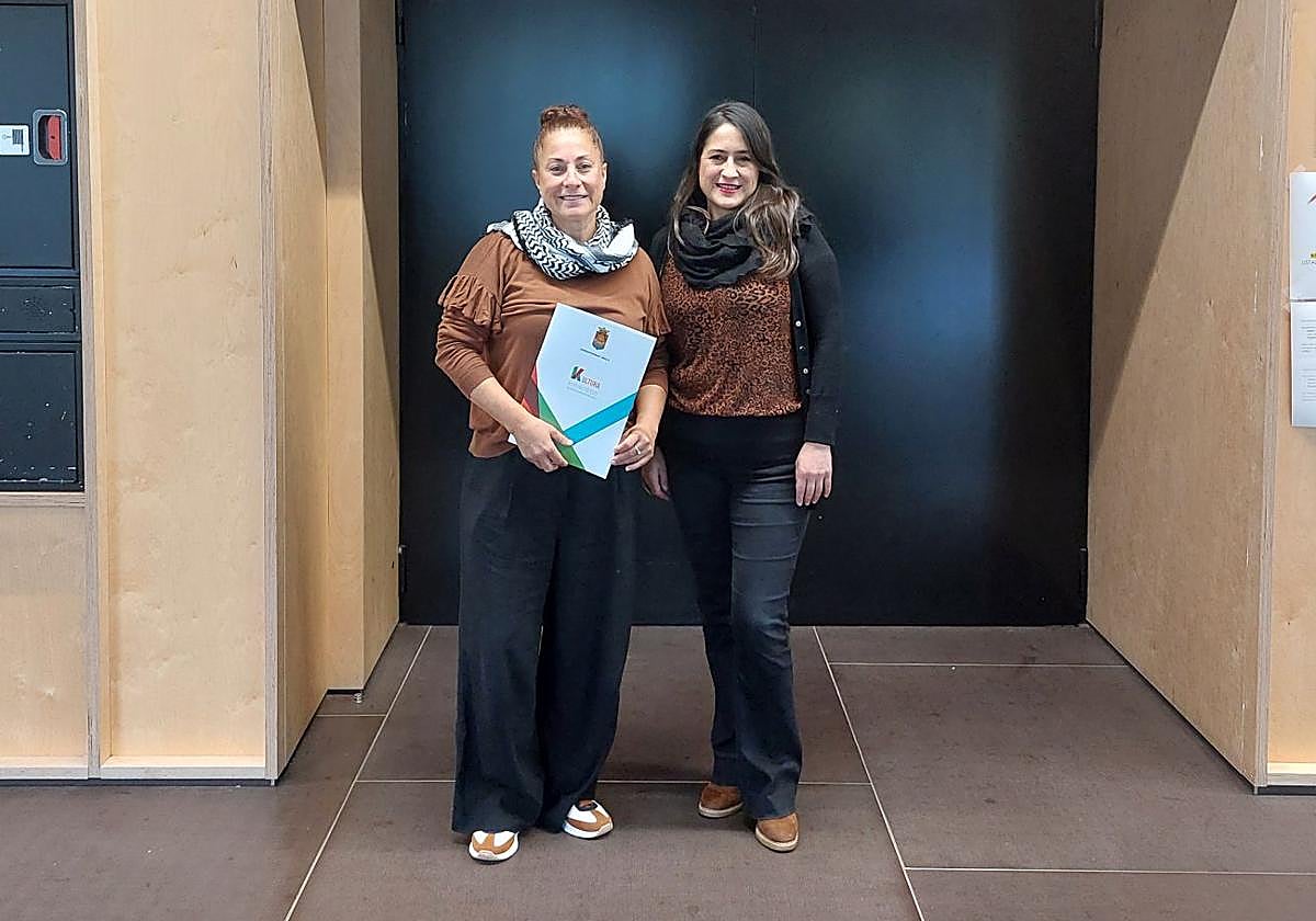 Maite Gartzia, concejal de cultura junto a Laura Landa, técnica de cultura