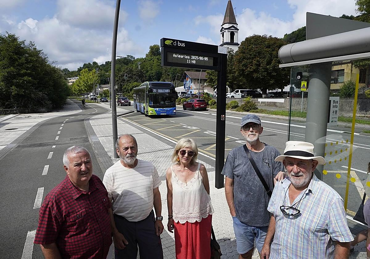 Fernando Hernández y Quino Bardají, dos de los implicados en las manifestaciones, y otros vecinos de Añorga posan en la parada de autobús.