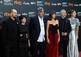 Susana Abaitua, Raúl Arévalo y Mario Casas han sido los protagonistas de la alfombra roja del Kursaal de San Sebastián.