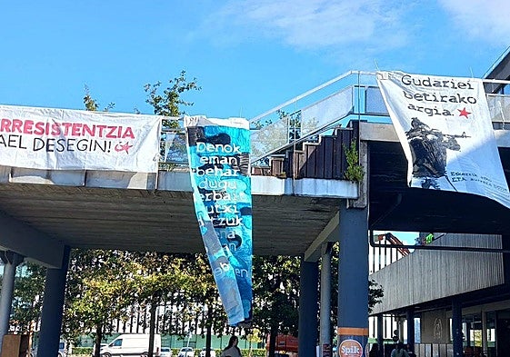 Las pancartas colgadas en el campus de la EHU en Leioa.