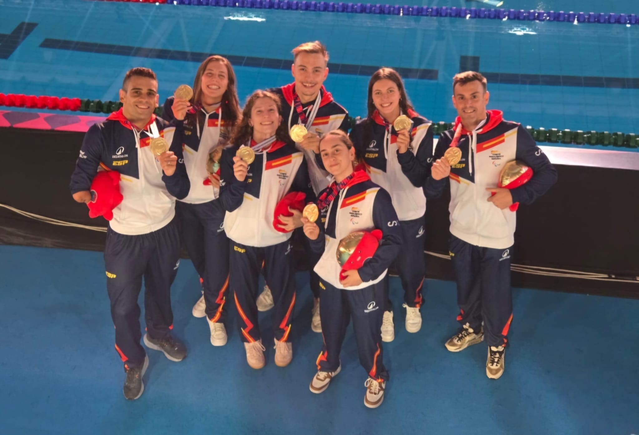 Los siete integrantes de la selección española, con Llopis y Zudaire, en el centro, con la medalla al cuello.