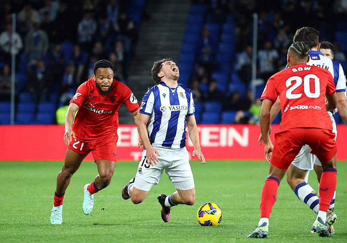 Aramburu es derribado por Ejuke en el Real Sociedad-Sevilla del pasado año