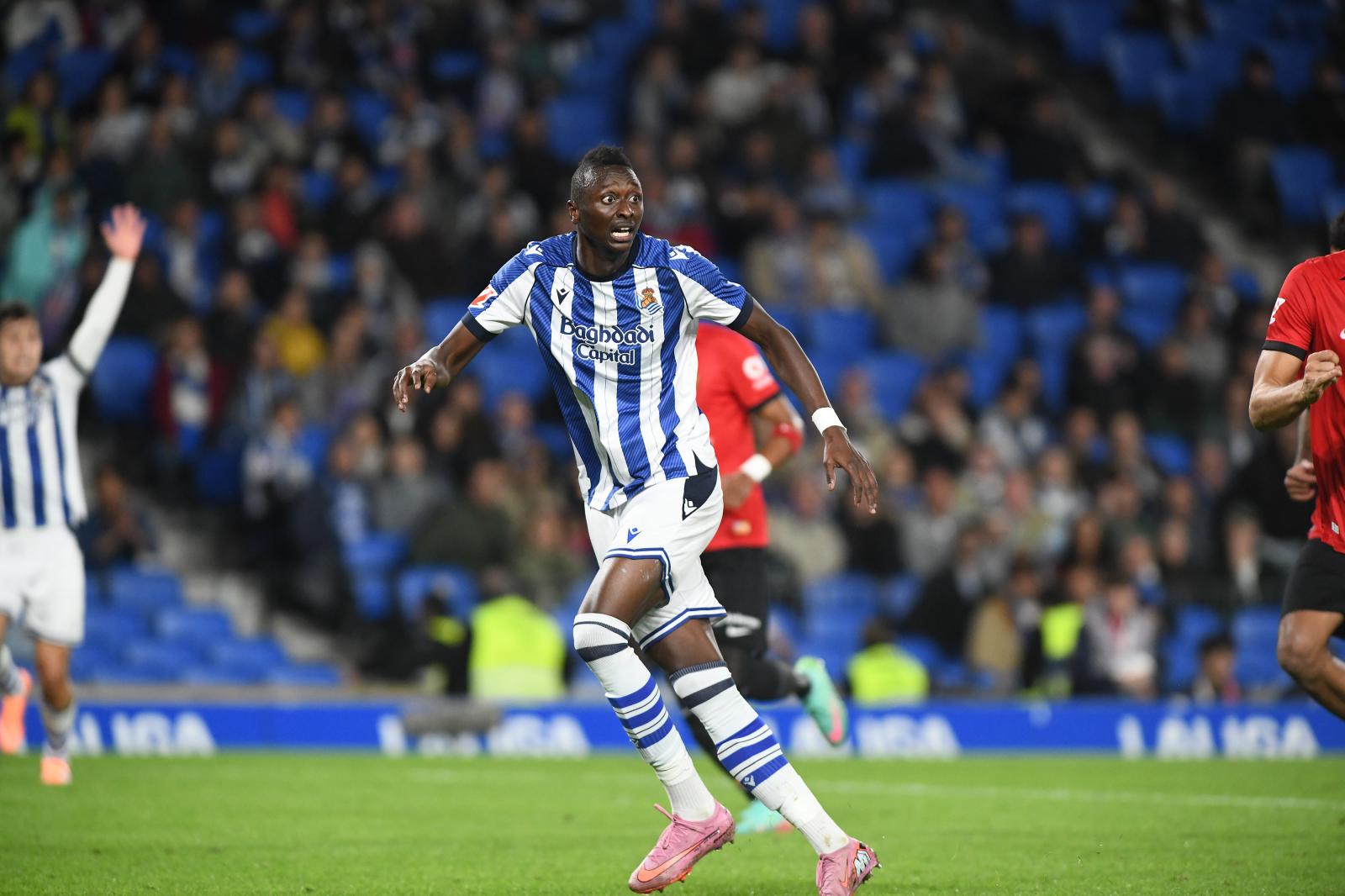 Sadiq espera recibir el balón en el tramo final del encuentro ante el Mallorca