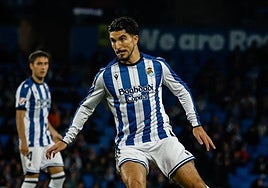Carlos Soler conduce el balón mientras busca un compañero, ayer en Anoeta