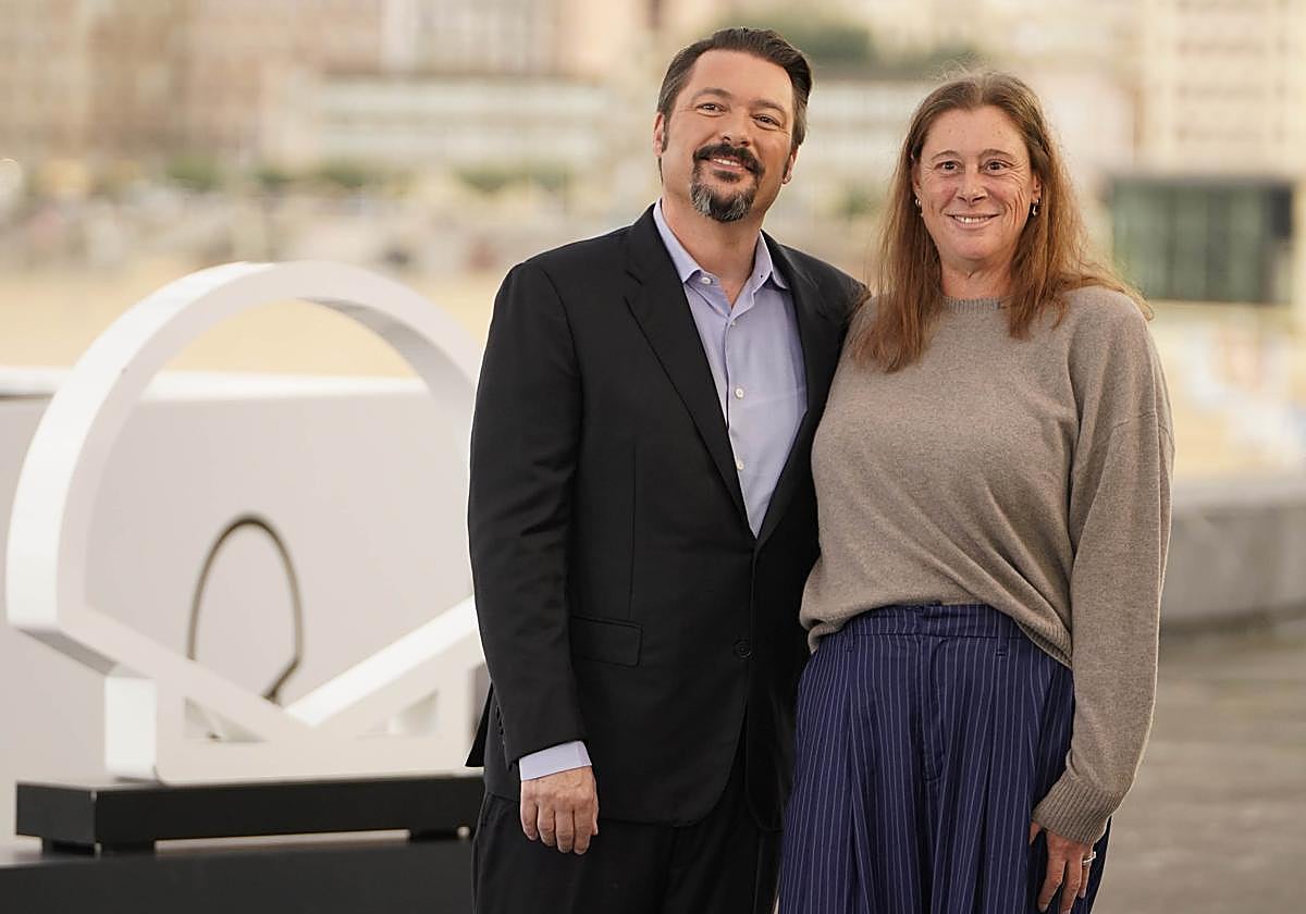 James Vanderbilt, posa junto a su mujer, Amber Freeman.