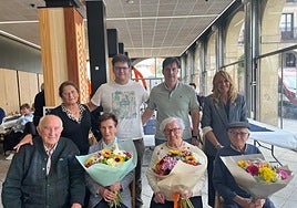 Los cuatro homenajeados junto a miembros de la Corporación Municipal este jueves, en la Azoka
